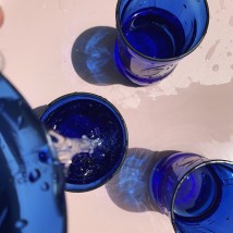 Синяя стакан с спасенного стекла