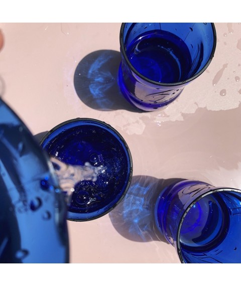 Синя склянка з врятованого скла
