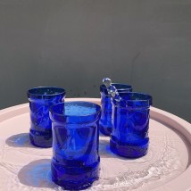 Blaues Glas aus gerettetem Glas