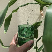 Grünes Glas aus gerettetem Glas