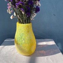 Gelbe Vase aus gehärtetem Glas