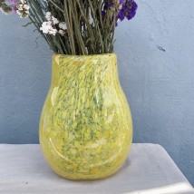 Gelbe Vase aus gehärtetem Glas