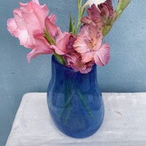 Blaue Vase aus gehärtetem Glas