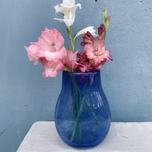 Blaue Vase aus gehärtetem Glas