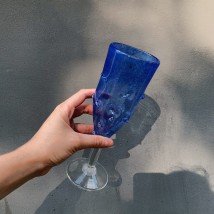 Blaues Weinglas