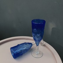 Blaues Weinglas