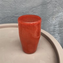 Червона склянка з гутного скла