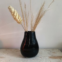 Schwarze Vase aus gehärtetem Glas