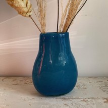 Blaue Vase aus gehärtetem Glas