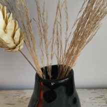 Schwarze Vase aus gehärtetem Glas