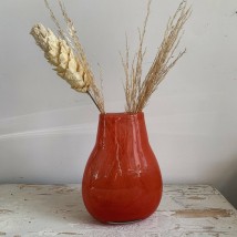 Rote Vase aus gehärtetem Glas
