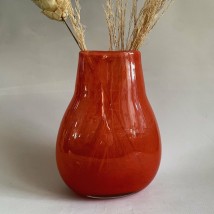 Rote Vase aus gehärtetem Glas