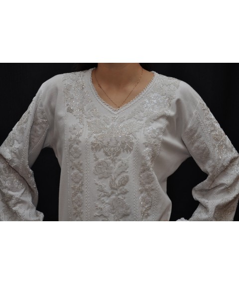  The embroidered shirt is made of handmade beads