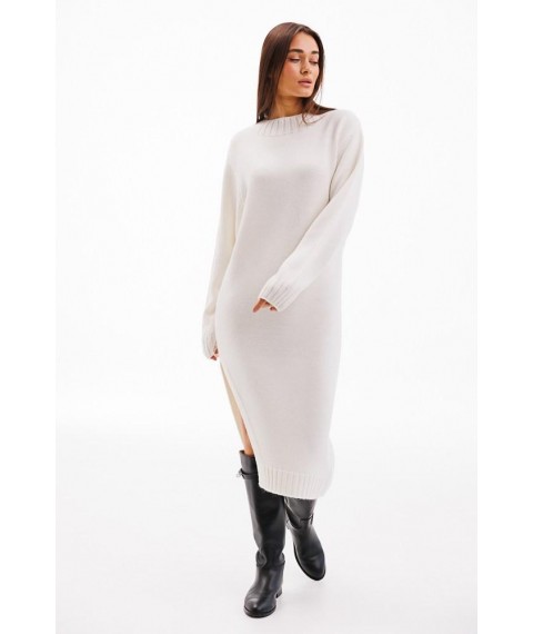 Платье женское вязаное демисезонное с вырезом oversize молочное Modna KAZKA MKAR102057-1