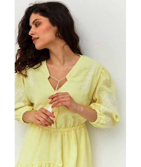 Женское летнее льняное платье жёлтого цвета с вышивкой и кутасами Modna KAZKA MKRM4078-1