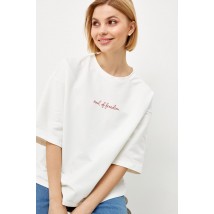 Женская базовая футболка с вышитой надписью молочная Modna KAZKA MKRM4066-5 48-50