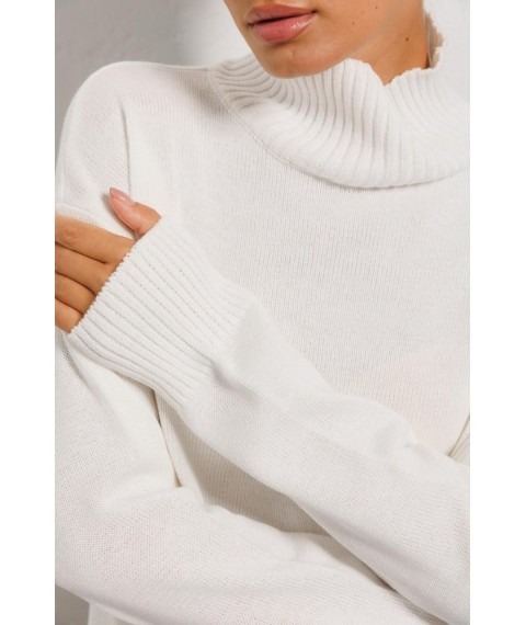 Женский вязаный свитер светло-молочный