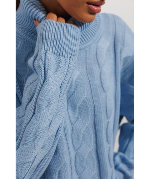 Женский светло-голубой вязаный свитер с крупными косами
