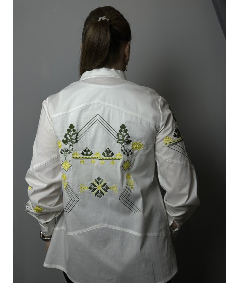 Рубашка женская патриотическая с вышивкой белая Modna KAZKA MKRM4073-2 44