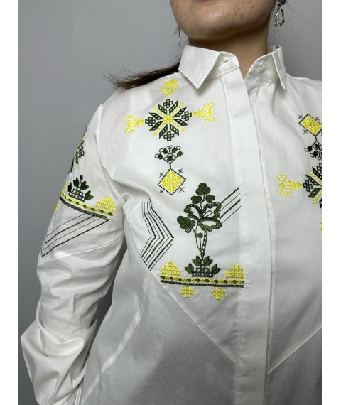 Рубашка женская патриотическая с вышивкой белая Modna KAZKA MKRM4073-2 48