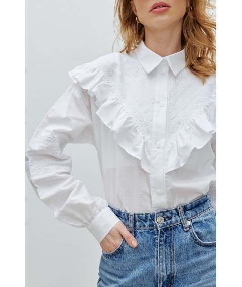 Женская рубашка с рюшею и пуговицами в белом цвете Modna KAZKA MKRM4166-1
