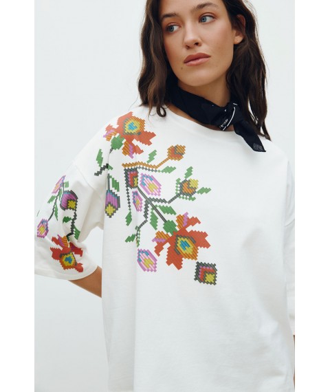 Женская футболка белая с принтом цветочной вышивки KAZKA MKRM4178-1 40-42