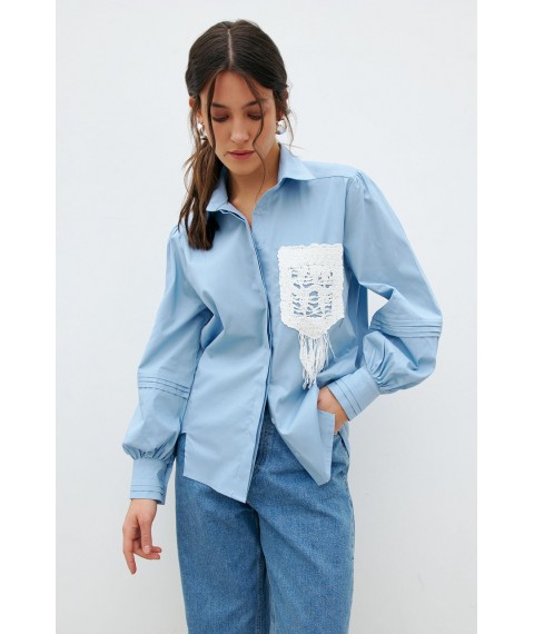 Женская голубая рубашка с декоративным карманом макраме Modna KAZKA MKRM4167-1