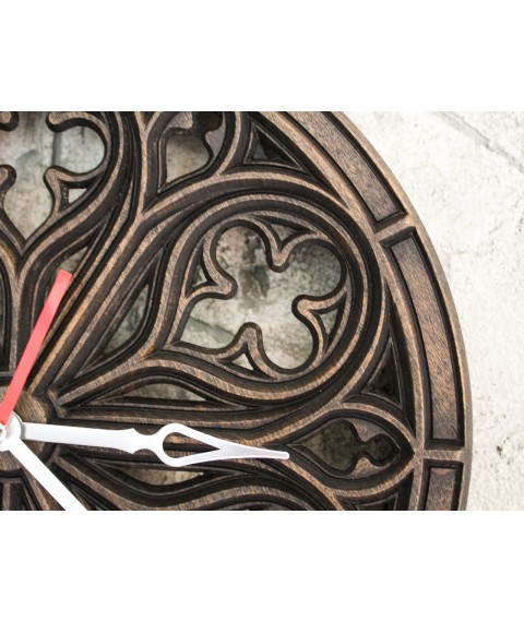 Годинник настінний в готичному стилі