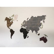Weltkarte an der Wand mit verschiedenen Farben getönt