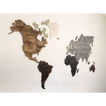 Weltkarte an der Wand mit verschiedenen Farben getönt