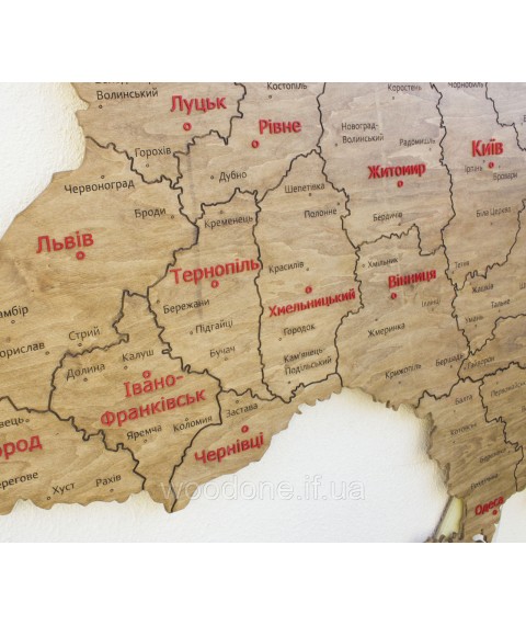 Karte der Ukraine an einer Wand mit Sperrholz und Acryl