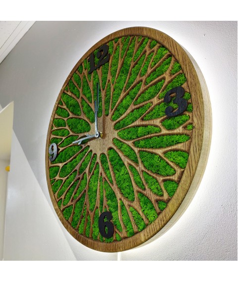 Часы настенные деревянные с мхом  диаметр 55 см