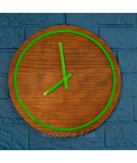 Uhr aus Holz und Acry
