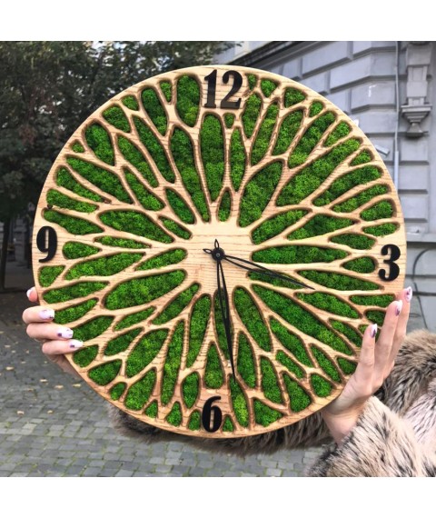 Часы настенные деревянные с мхом  диаметр 35 см