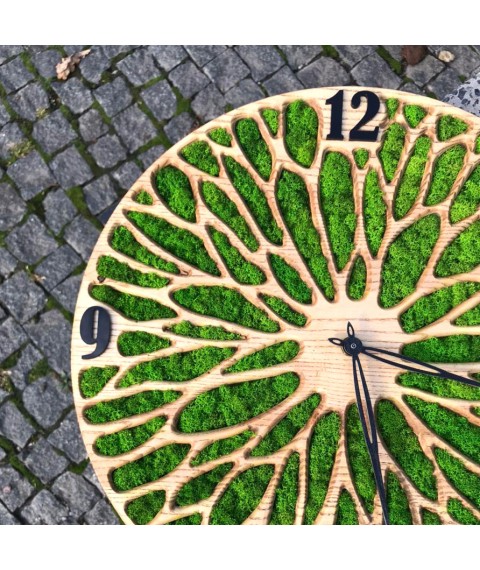 Wooden wall clock with moss diameter 35 cm