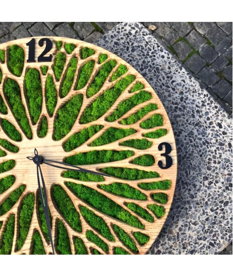 Часы настенные деревянные с мхом  диаметр 35 см