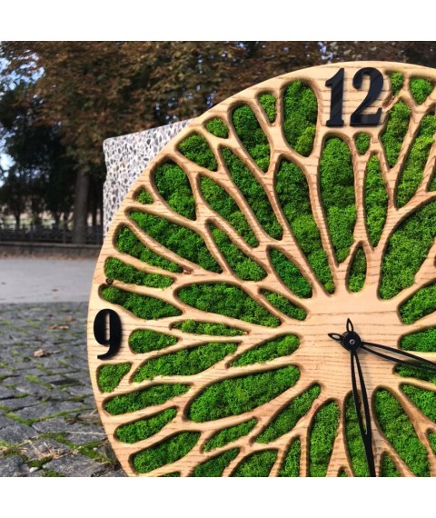 Wooden wall clock with moss diameter 35 cm