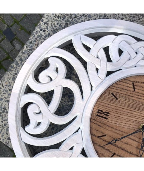Часы из дерева с орнаментом