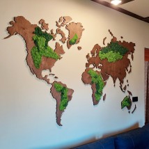 Дерев'янная карта мира со стабилизированным мхом