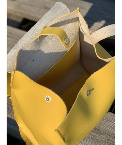 Taschenrucksack Mini weiblich auf Knöpfen mit einer Klappe aus Öko-Leder Urban Yellow