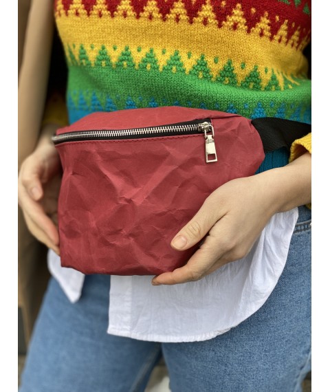 Женская сумка на пояс бордовая бумажная