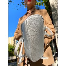 Rucksack weibliches urbanes Medium mit einer Klappe mit einem Anziehen auf einem Knopf leichtes weiches Öko-Leder silbergrau