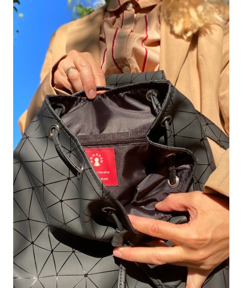 Рюкзак жіночий міський середній з клапаном із затяжкою на кнопці легкий м 'який з екокожі чорний ромби