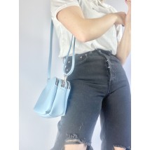 Женская лаконичная сумка с тремя отделениями и задним карманом на длинном ремешке из экокожи черная