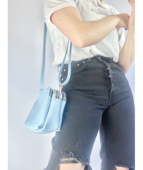 Женская лаконичная сумка с тремя отделениями и задним карманом на длинном ремешке из экокожи черная