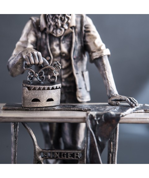 Срібна фігура ручної роботи "Єврейський кравець за роботою" порт.утюг Онікс