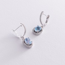 Серебряные серьги с голубыми топазами и фианитами 121361 Онікс