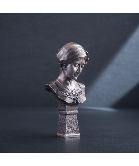 Серебряная фигура ручной работы "Бюст девушки в платке" сер00025 Онікс