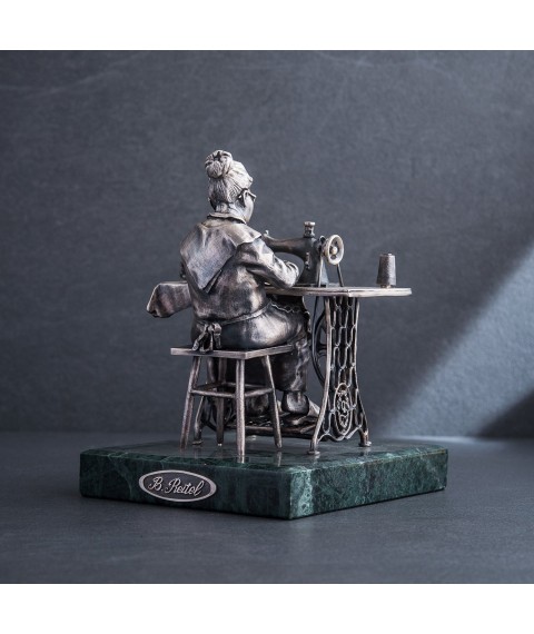 Серебряная фигура ручной работы "Бабушка портниха" сер00101 Онікс