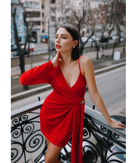 Червона оксамитова сукня